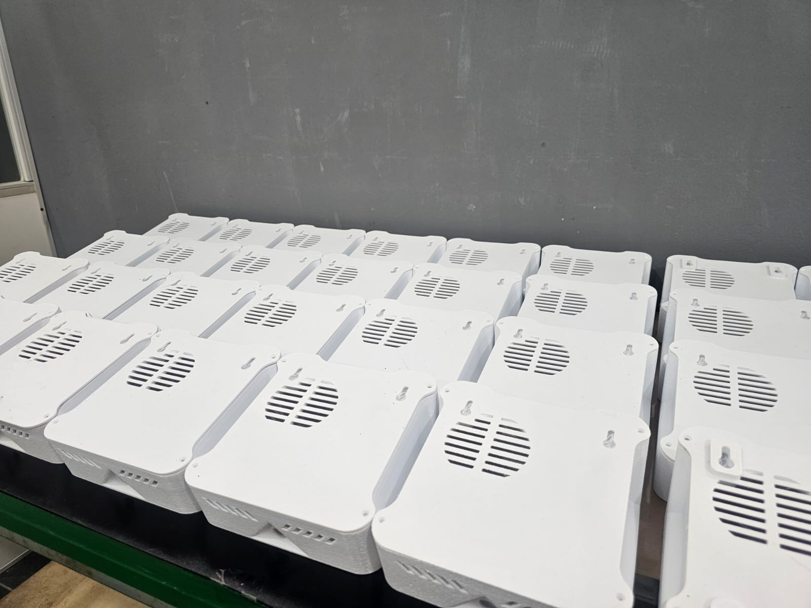 Gabinetes blancos fabricados por lotes por FOURDOT