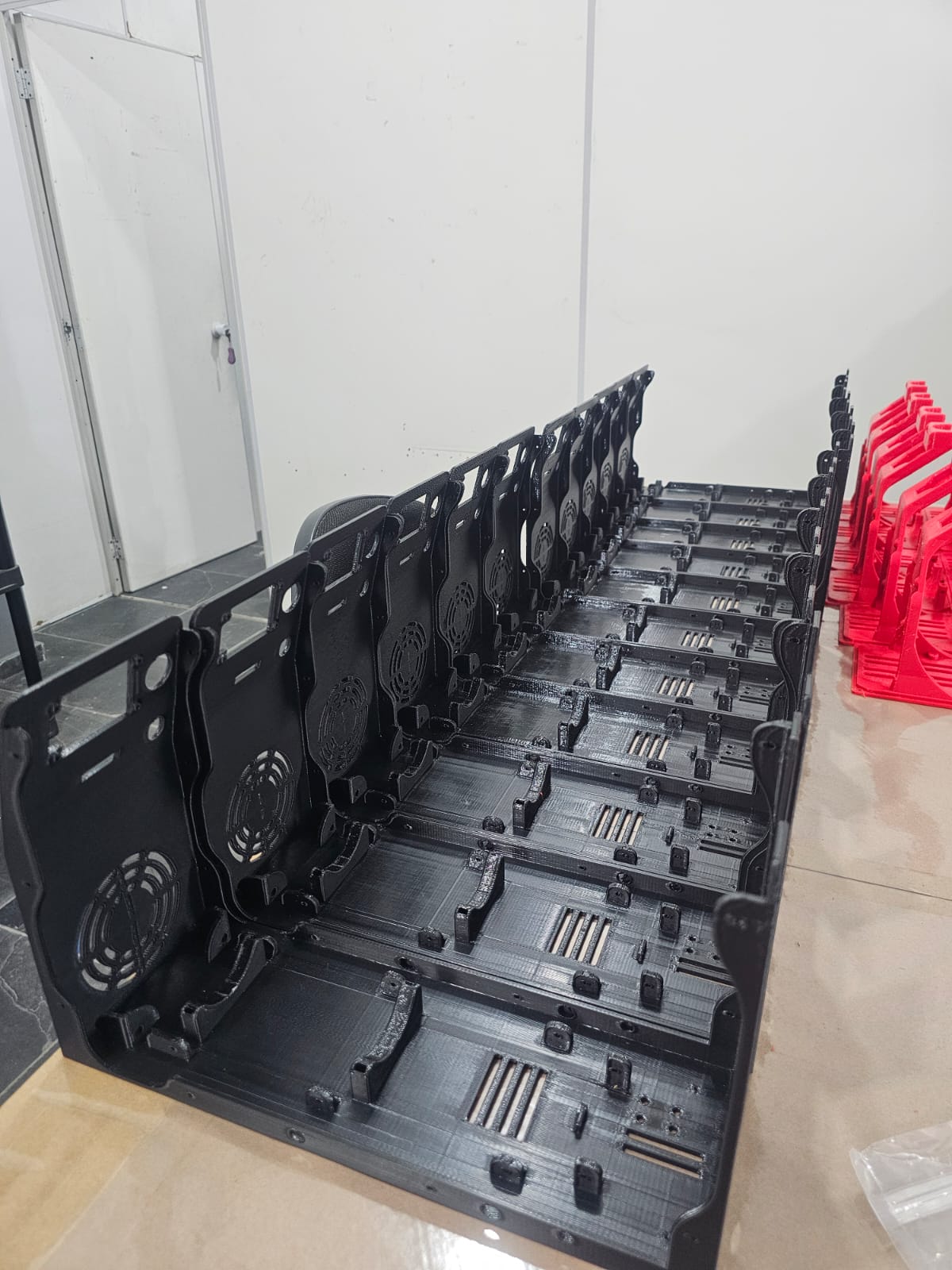 Gabinetes negros fabricados por lotes por FOURDOT