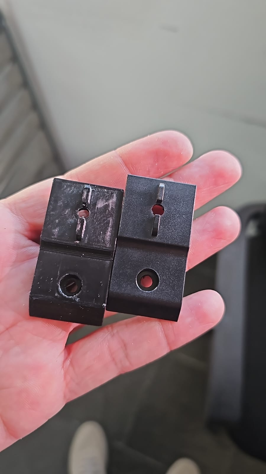 Foto real de FOURDOT, con una pieza de mercado y su reproducción mediante impresión 3D, lado a lado